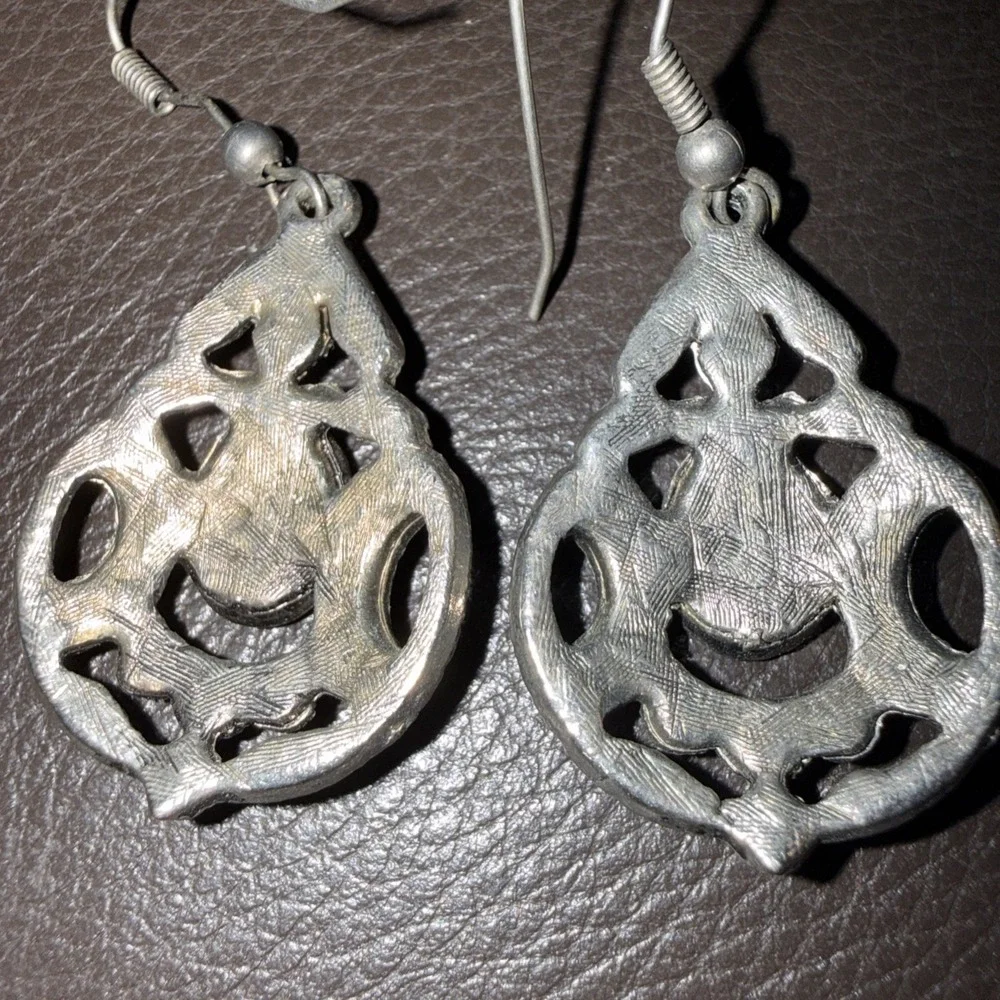 Vintage Silver Toned and Black Stone Dangle Earrings. 33